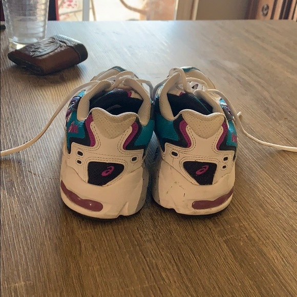 Vintage looking 90s ASICS - Picture 4 of 6